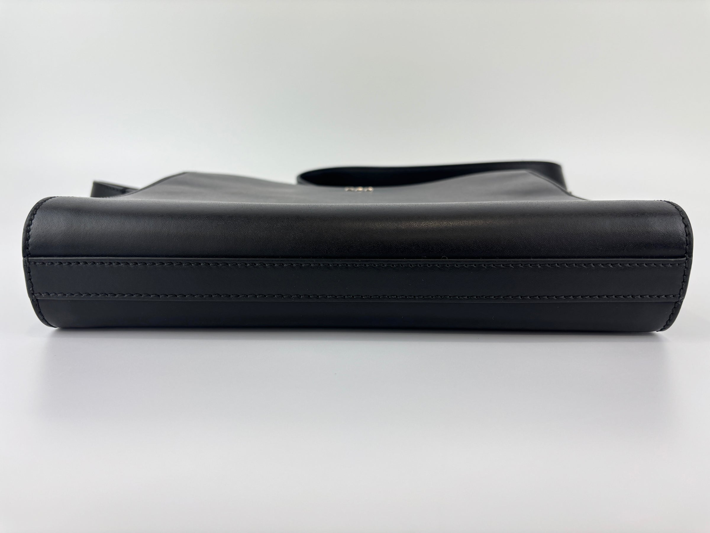 7VA415-70R Men's Black Smooth Leather Messenger Bag