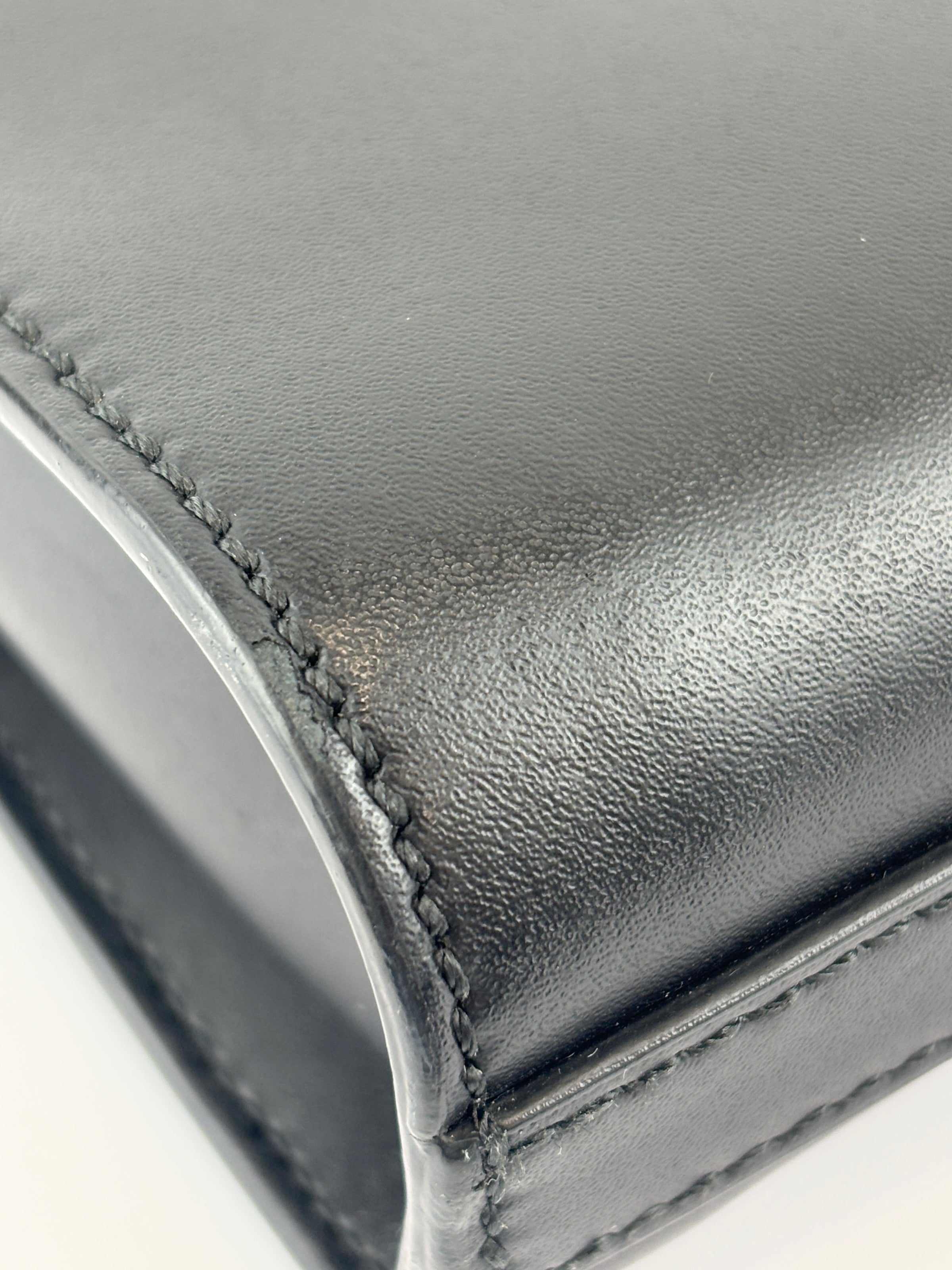 7VA415-70R Men's Black Smooth Leather Messenger Bag