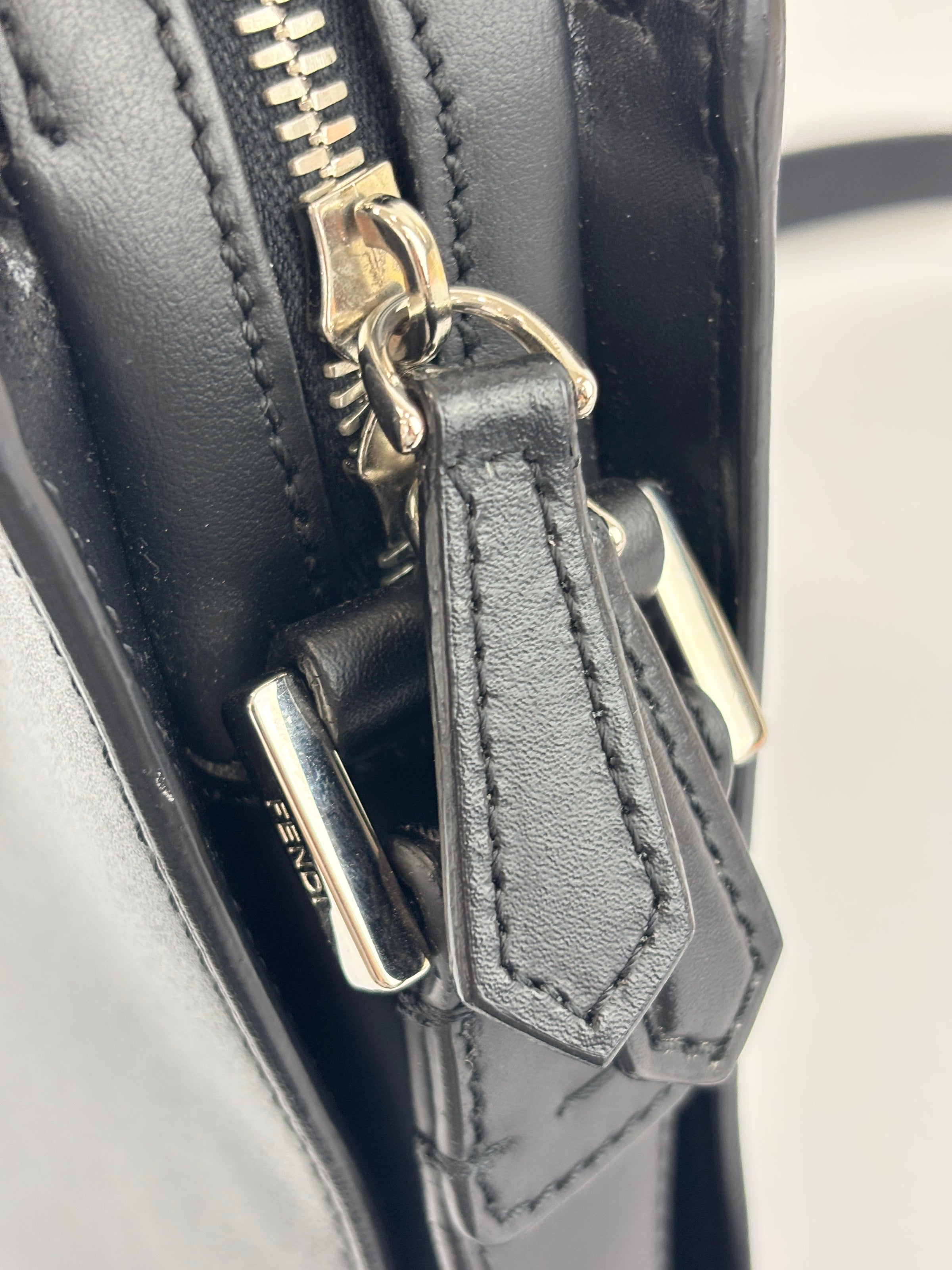 7VA415-70R Men's Black Smooth Leather Messenger Bag