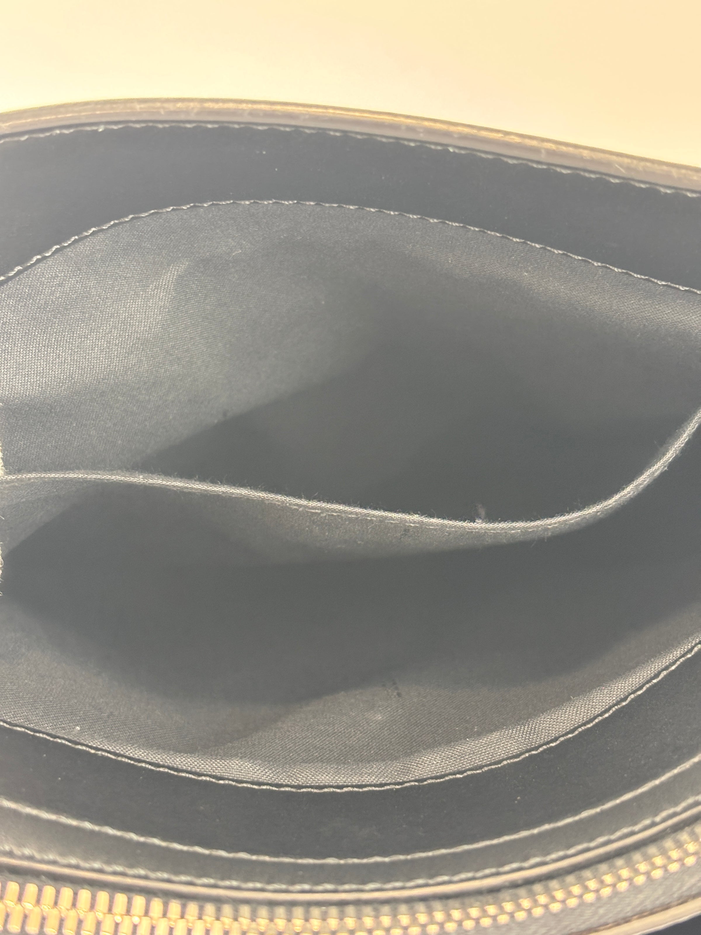 7VA415-70R Men's Black Smooth Leather Messenger Bag