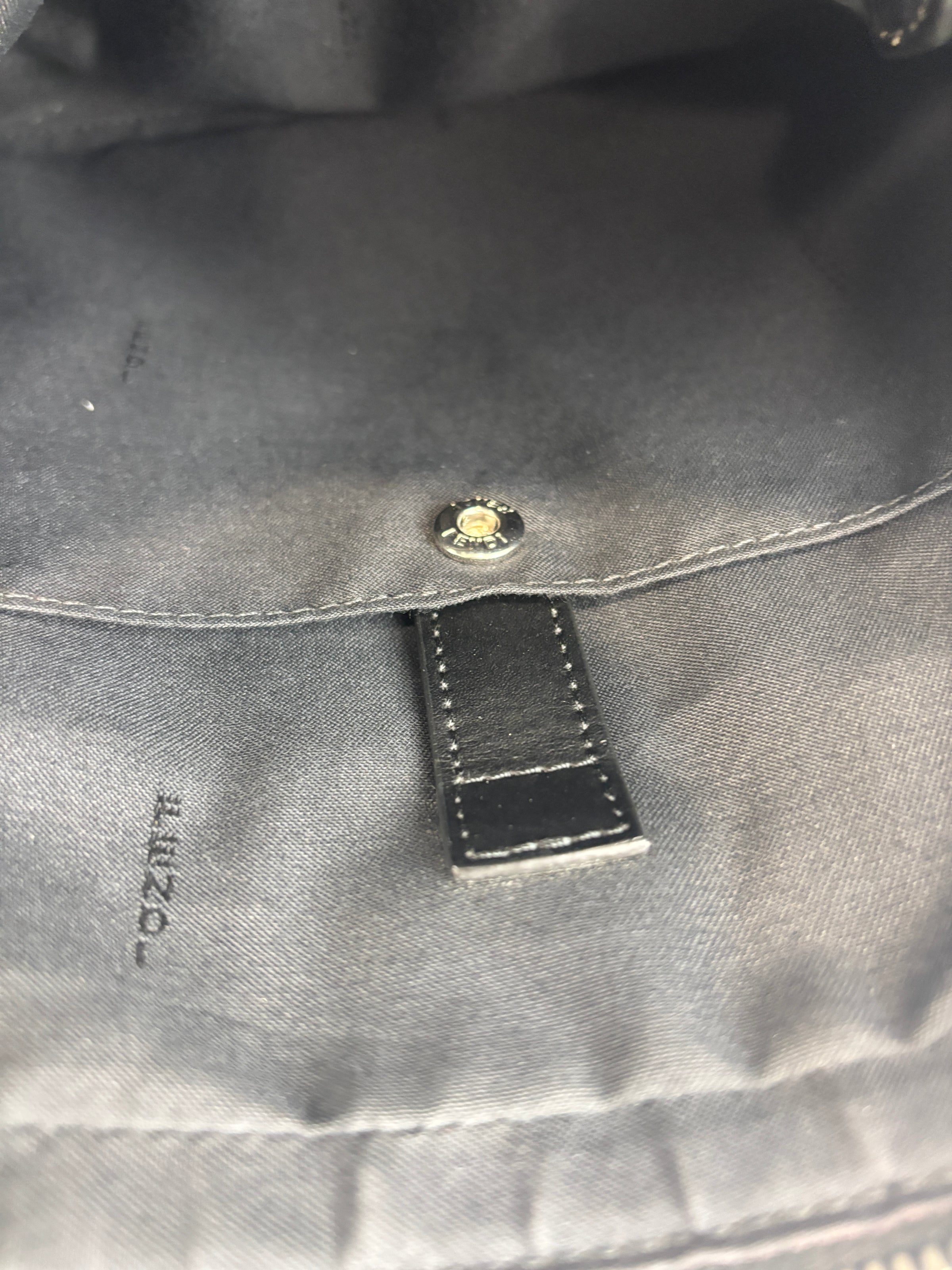7VA415-70R Men's Black Smooth Leather Messenger Bag
