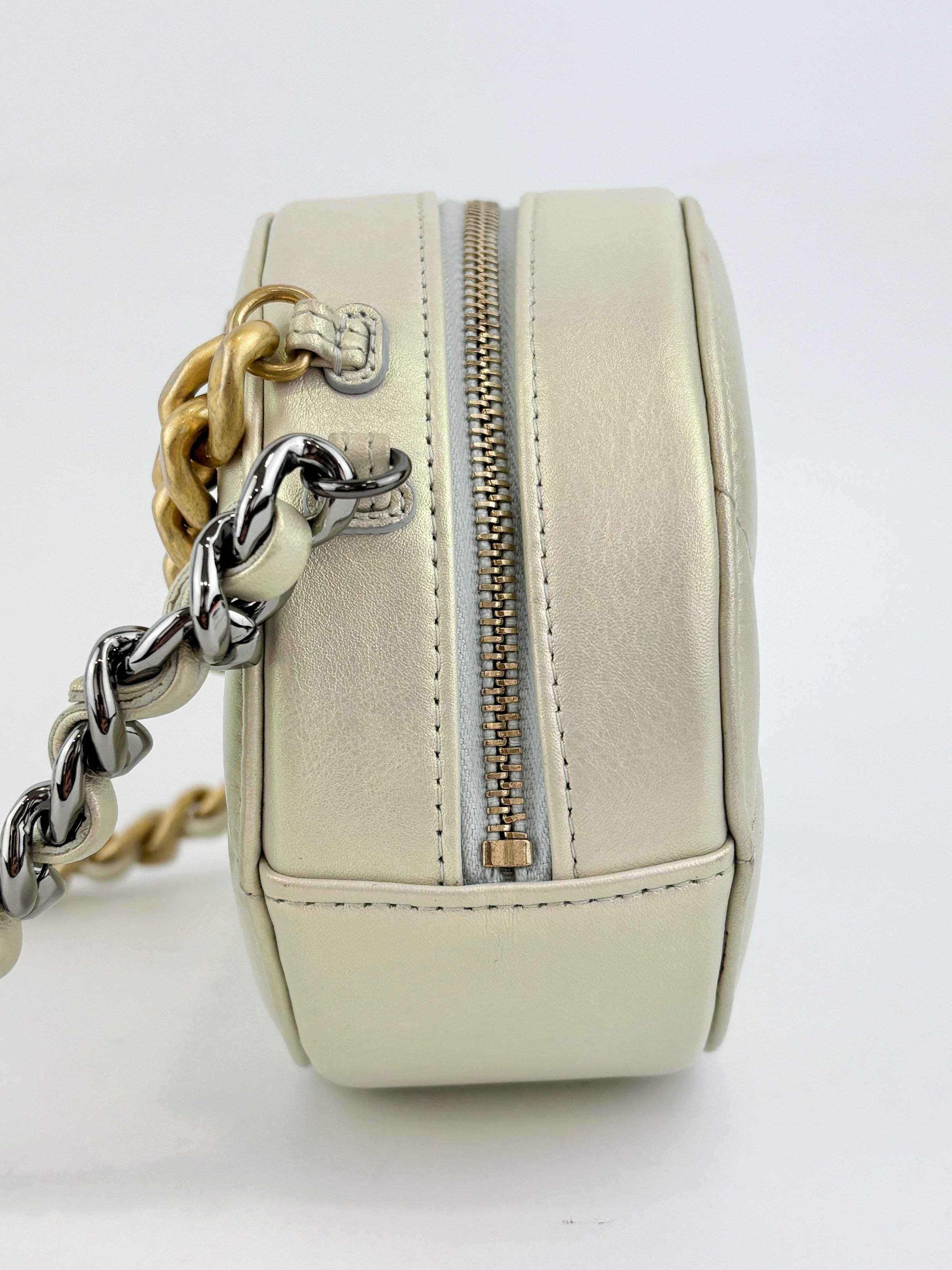 19 Iridescent Calfskin Quilted Round Clutch With Chain White Mixed Hardware