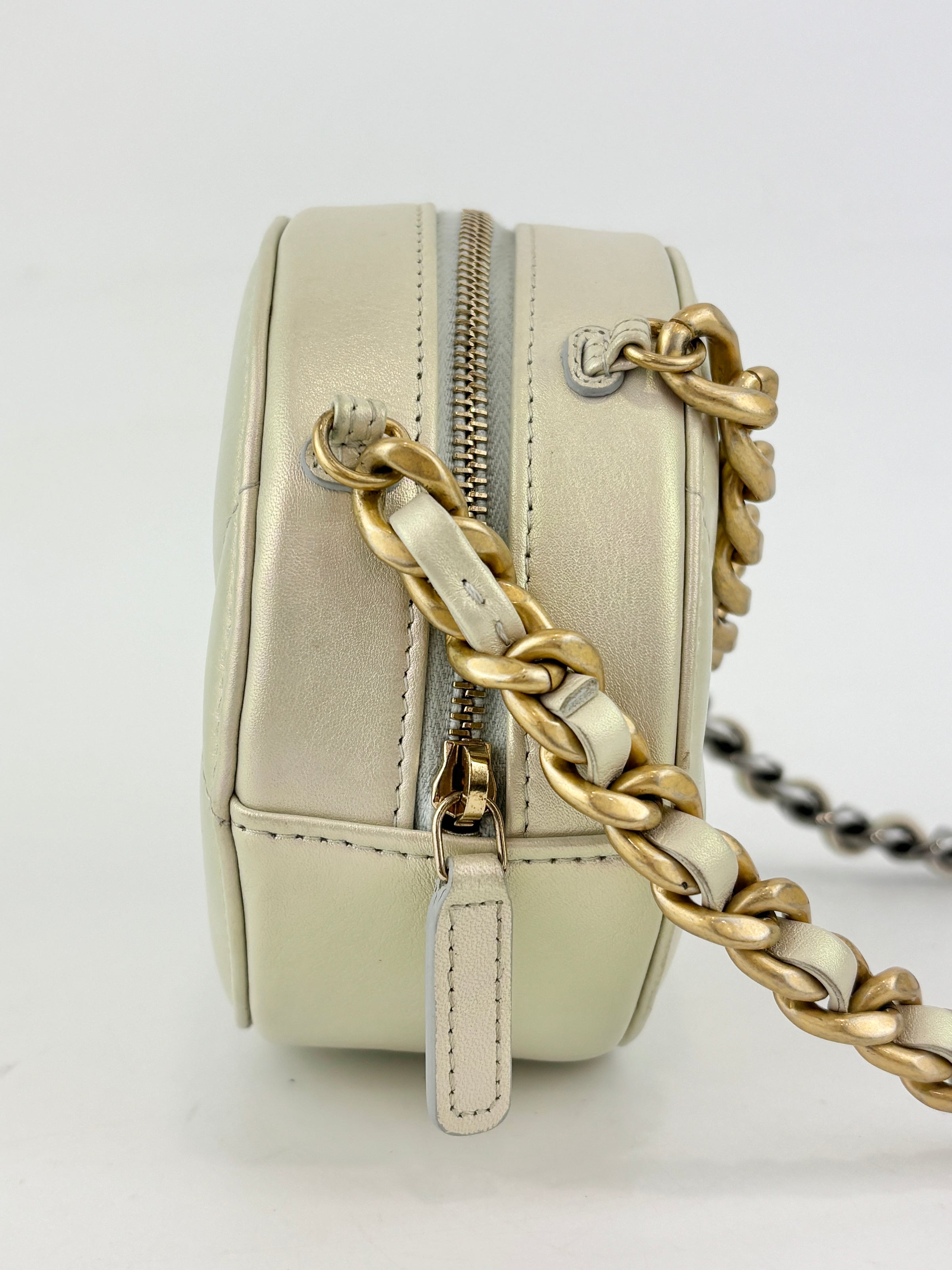 19 Iridescent Calfskin Quilted Round Clutch With Chain White Mixed Hardware