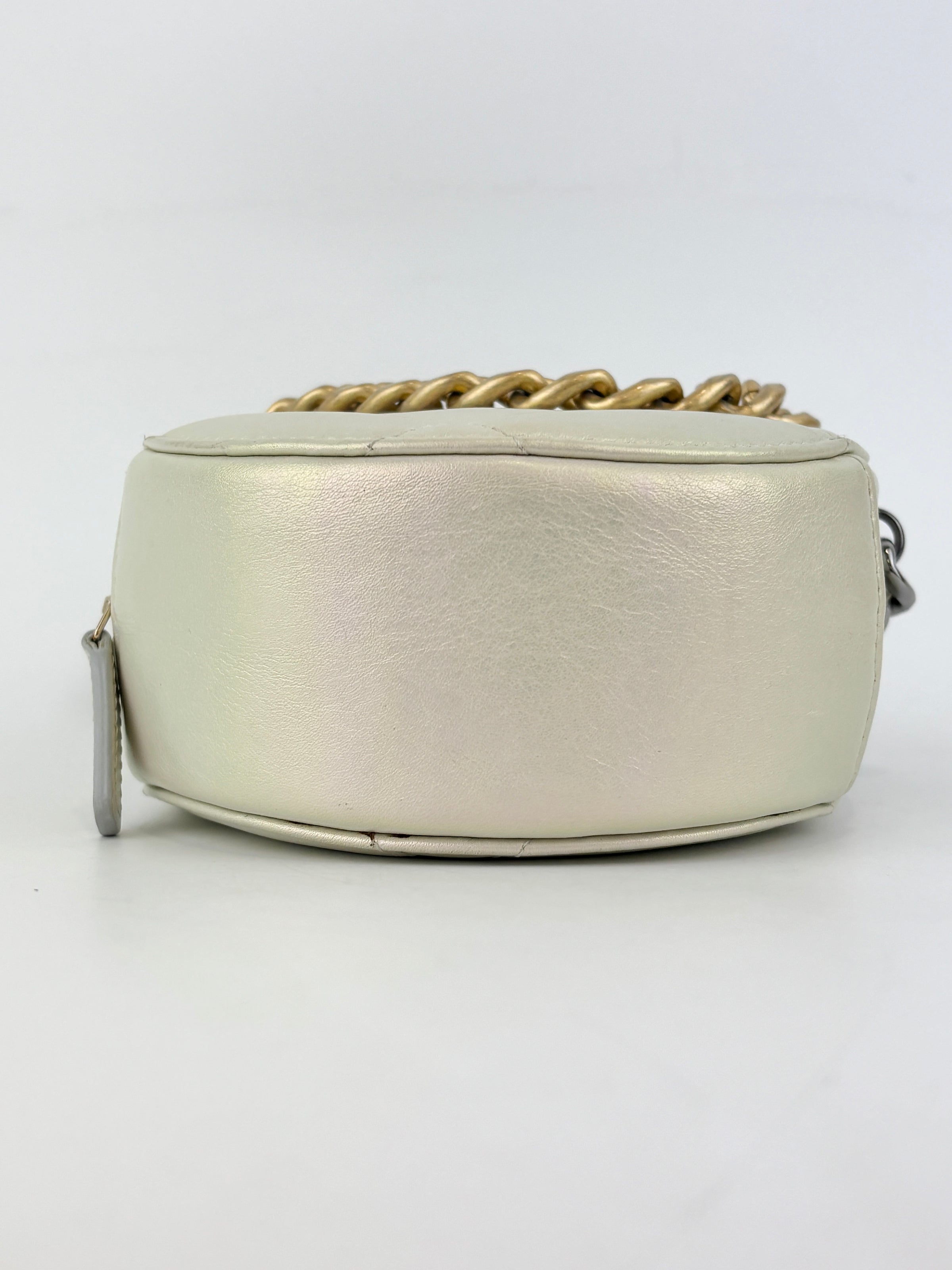 19 Iridescent Calfskin Quilted Round Clutch With Chain White Mixed Hardware