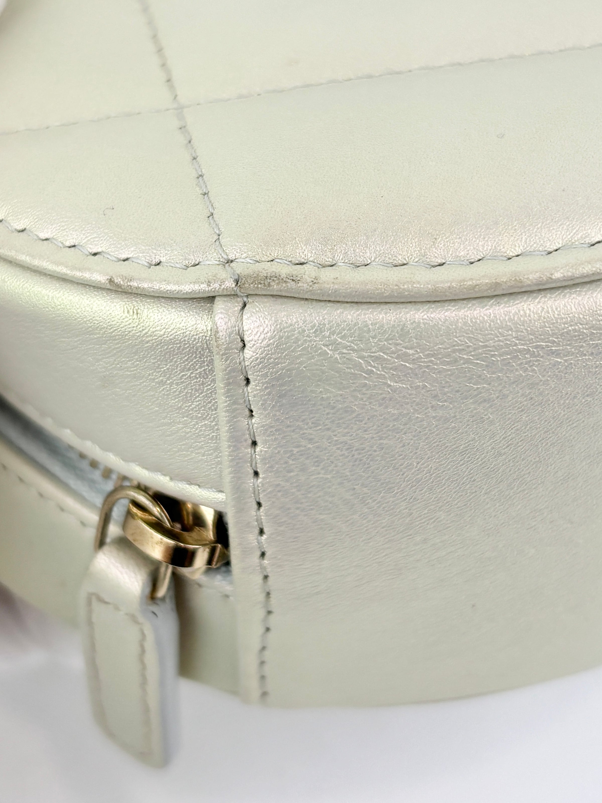 19 Iridescent Calfskin Quilted Round Clutch With Chain White Mixed Hardware