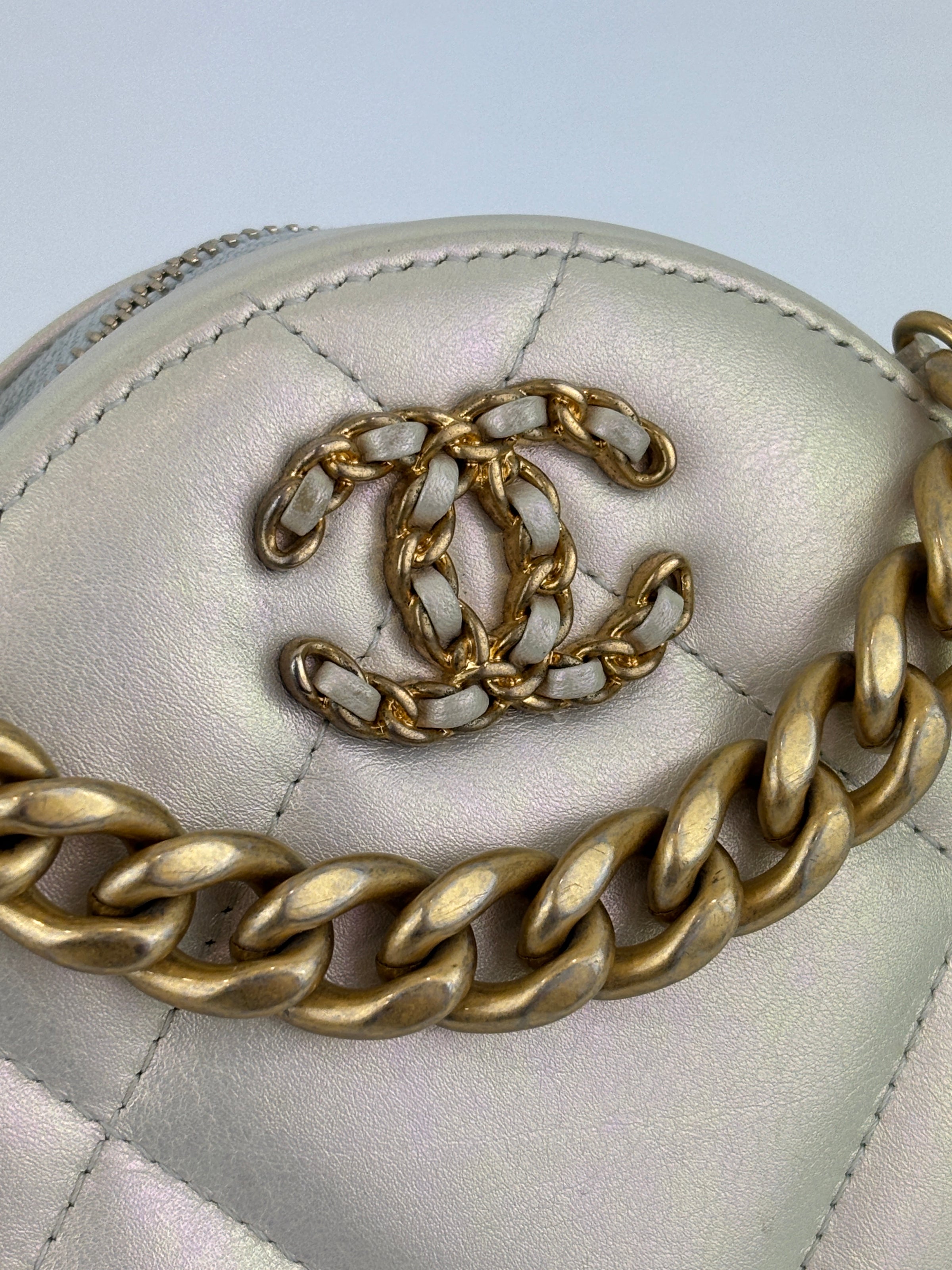 19 Iridescent Calfskin Quilted Round Clutch With Chain White Mixed Hardware