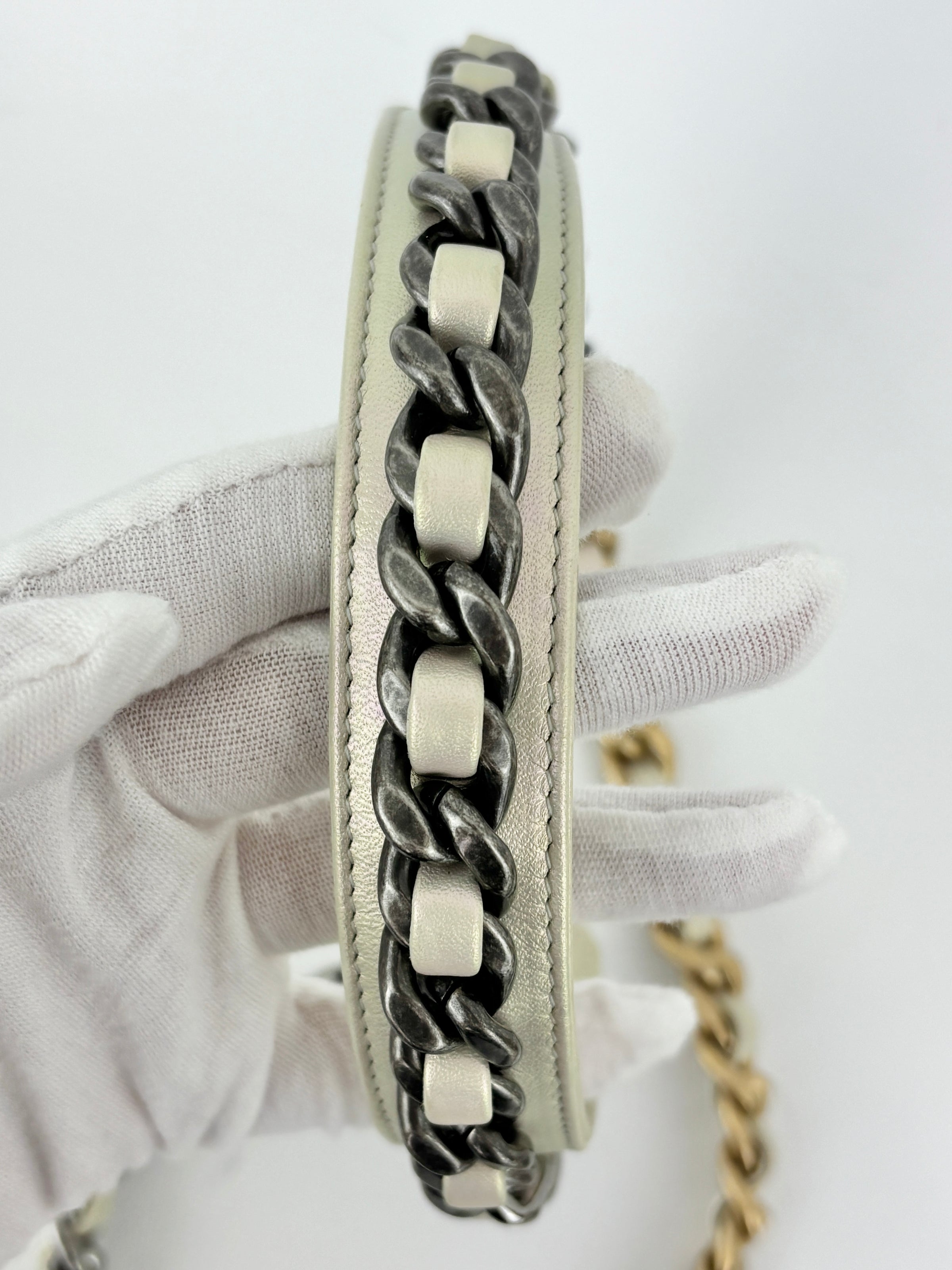 19 Iridescent Calfskin Quilted Round Clutch With Chain White Mixed Hardware