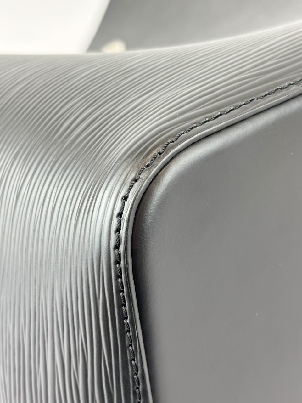 NeoNoe MM in Black Epi Leather (RFID)