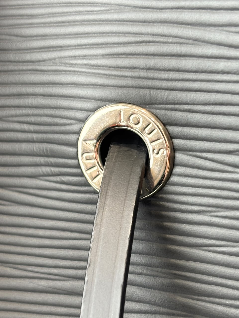 NeoNoe MM in Black Epi Leather (RFID)