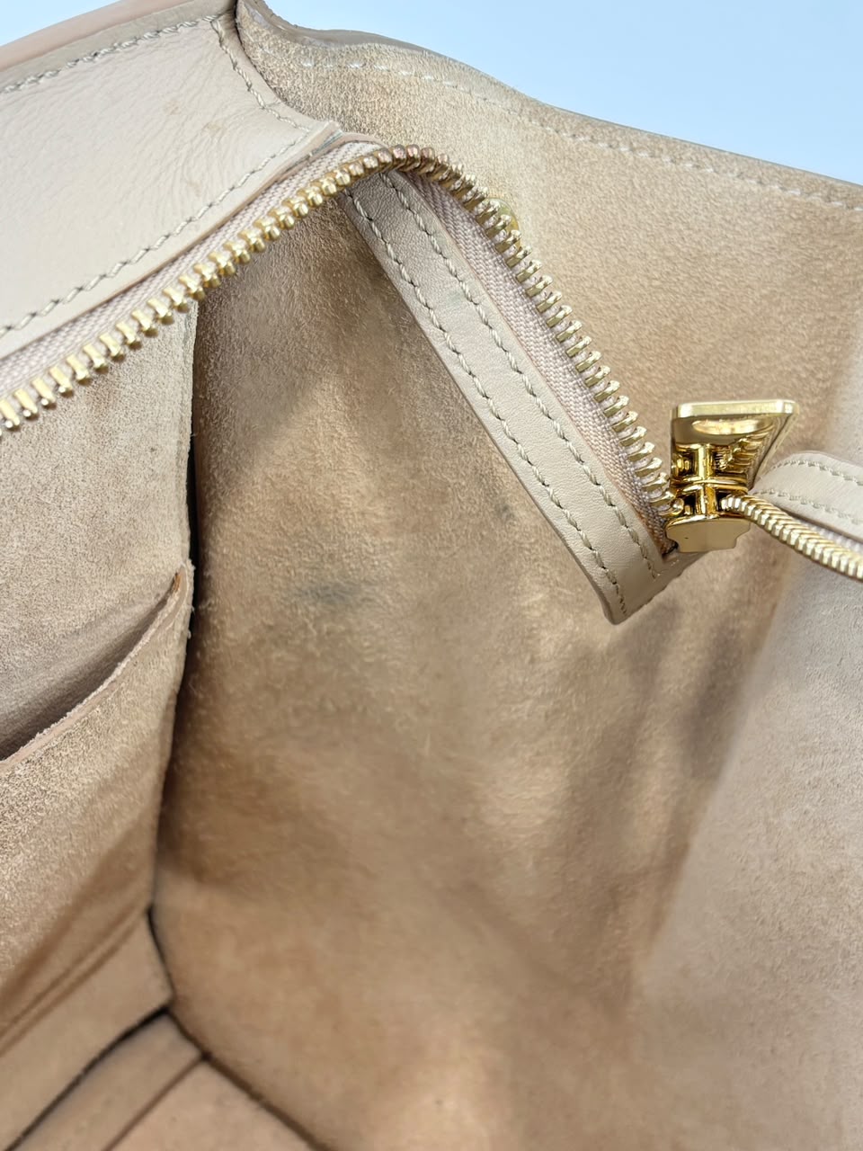 Medium Trapeze Top Handle Bag in Beige / Black Leather and Suede