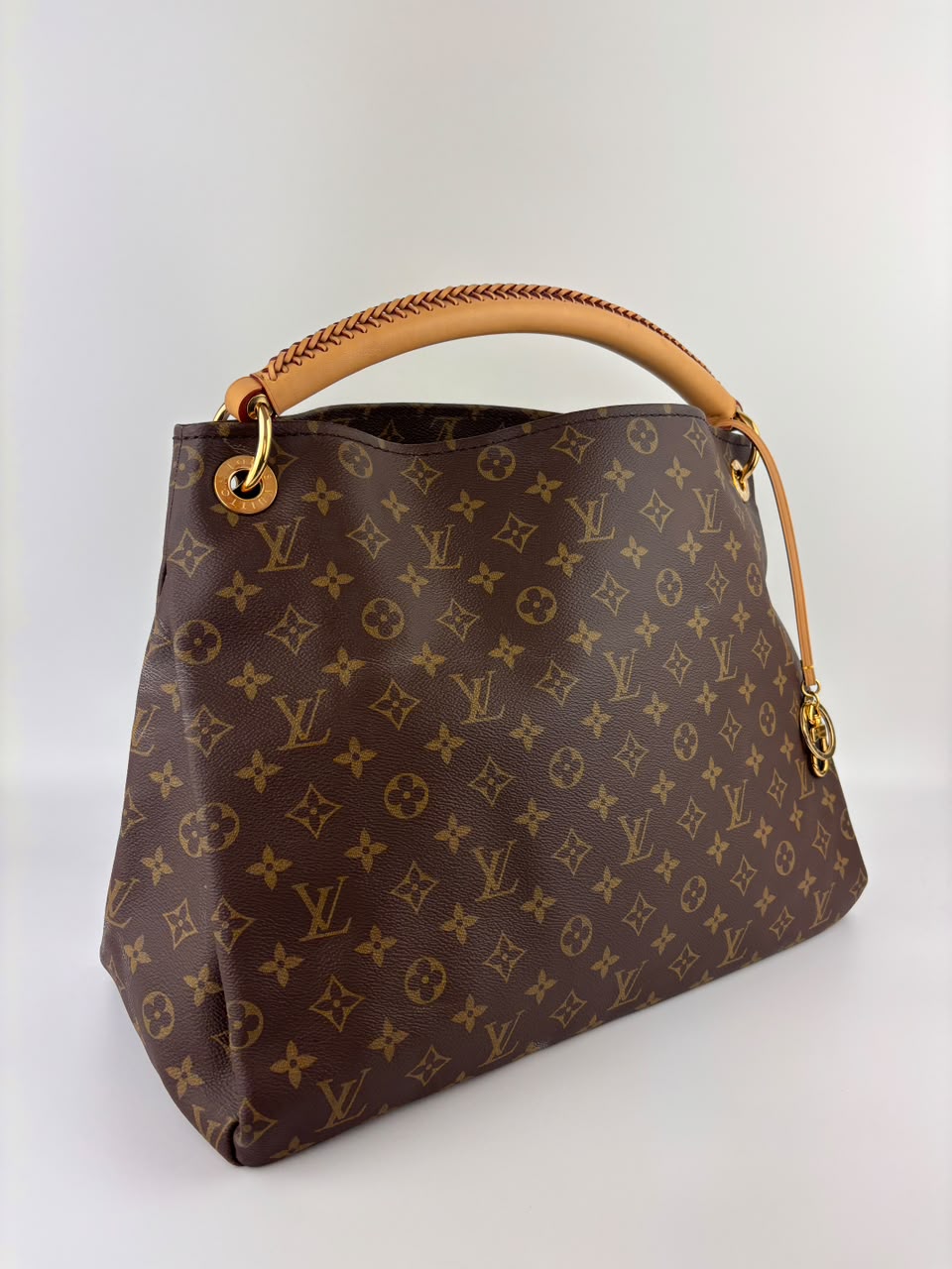Artsy GM Monogram Canvas