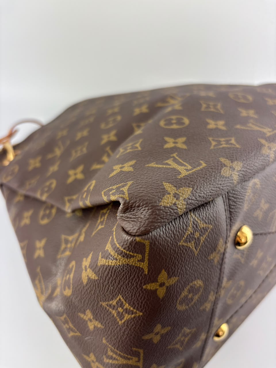 Artsy GM Monogram Canvas
