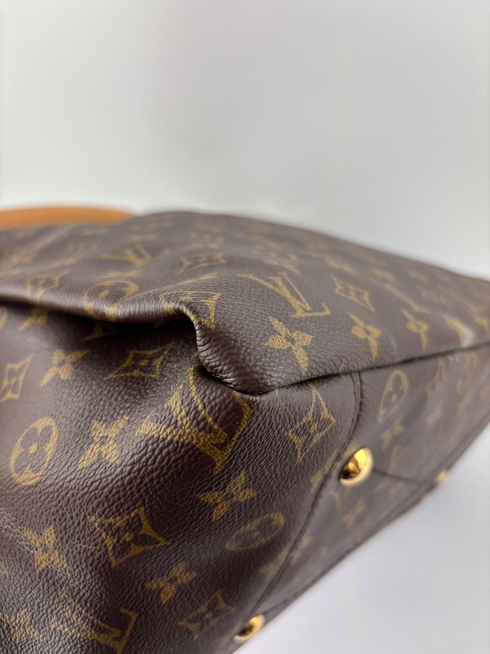 Artsy GM Monogram Canvas
