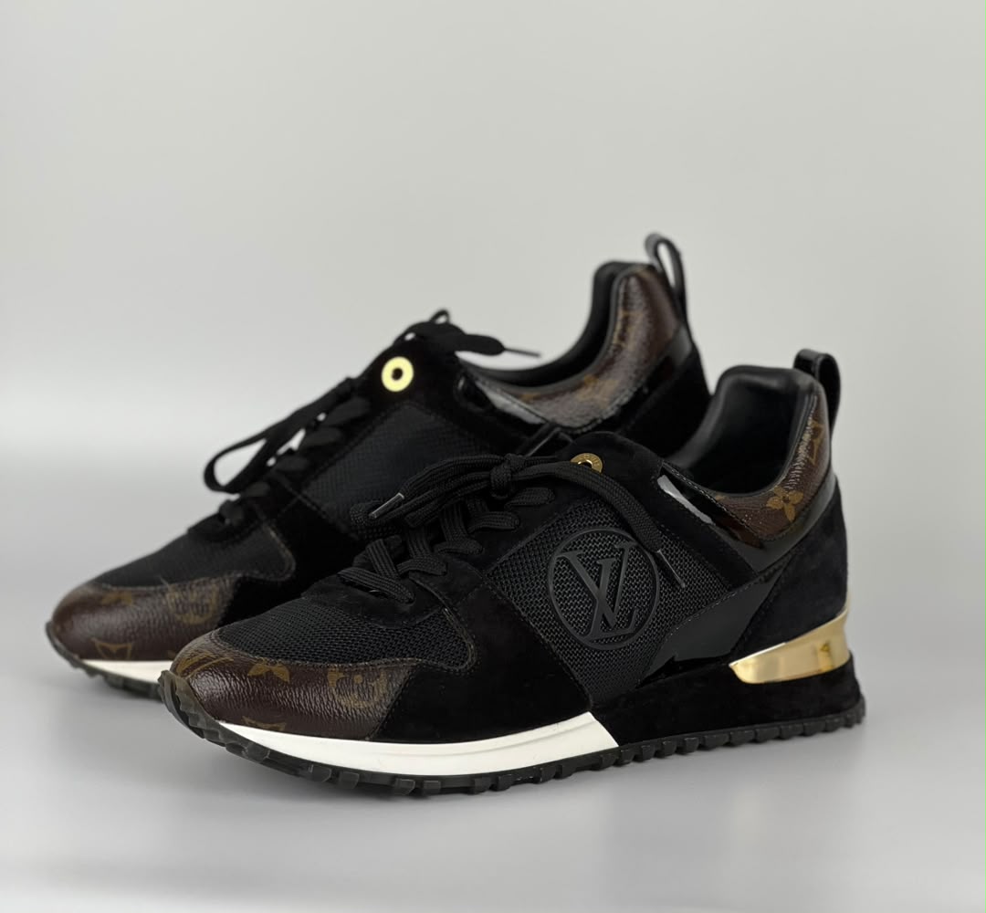 1A3CWB Run Away Sneaker Size 38.5