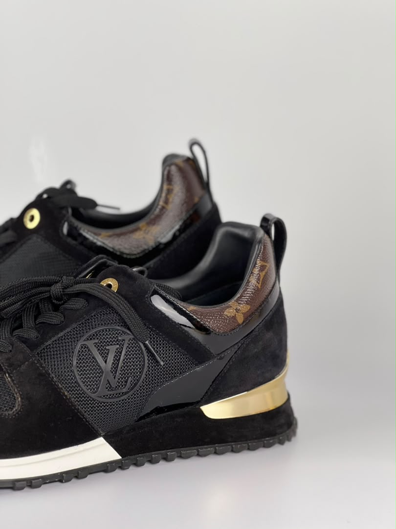 1A3CWB Run Away Sneaker Size 38.5