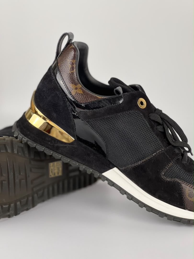 1A3CWB Run Away Sneaker Size 38.5