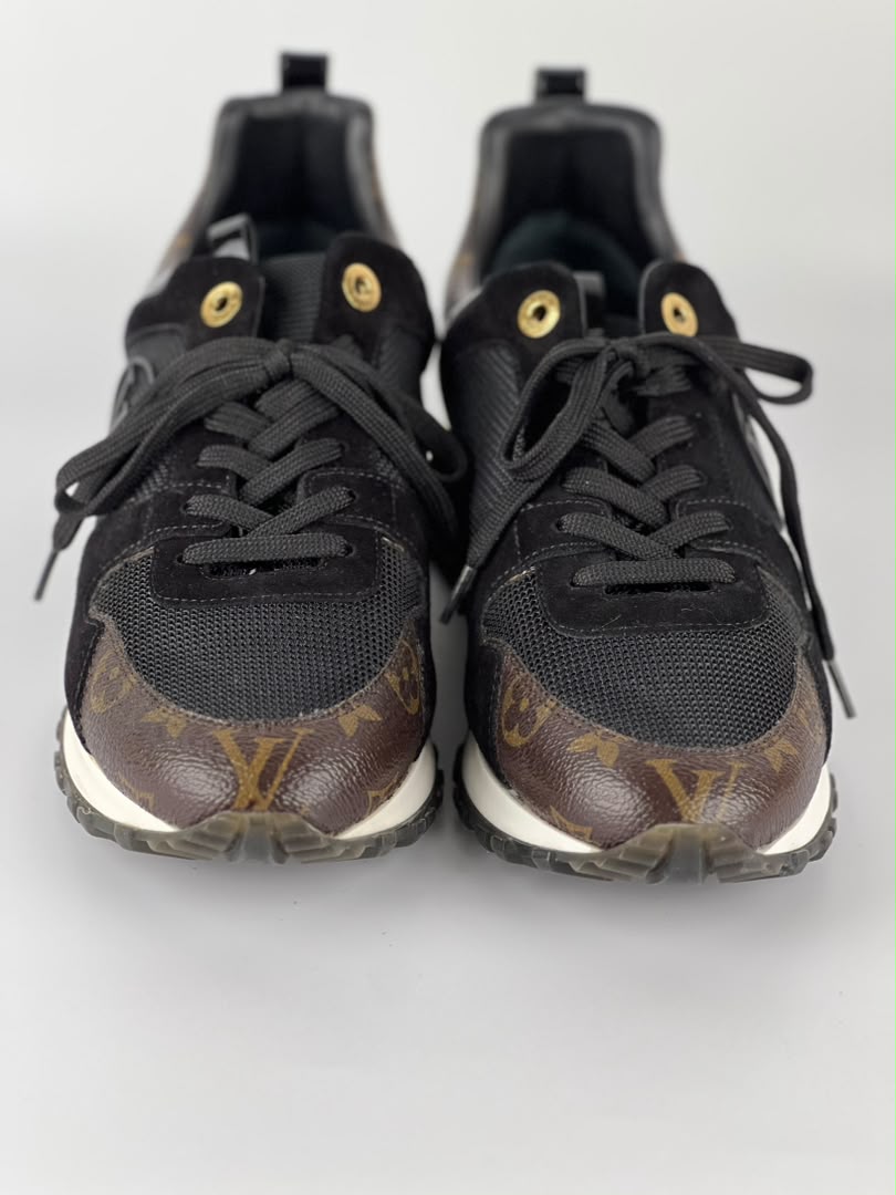1A3CWB Run Away Sneaker Size 38.5