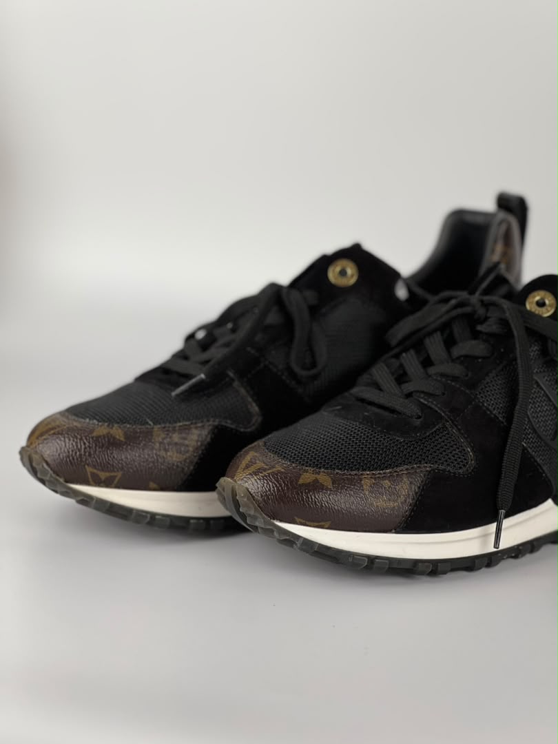 1A3CWB Run Away Sneaker Size 38.5