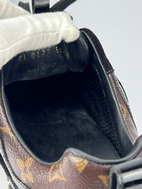 1A3CWB Run Away Sneaker Size 38.5