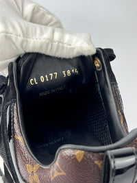1A3CWB Run Away Sneaker Size 38.5