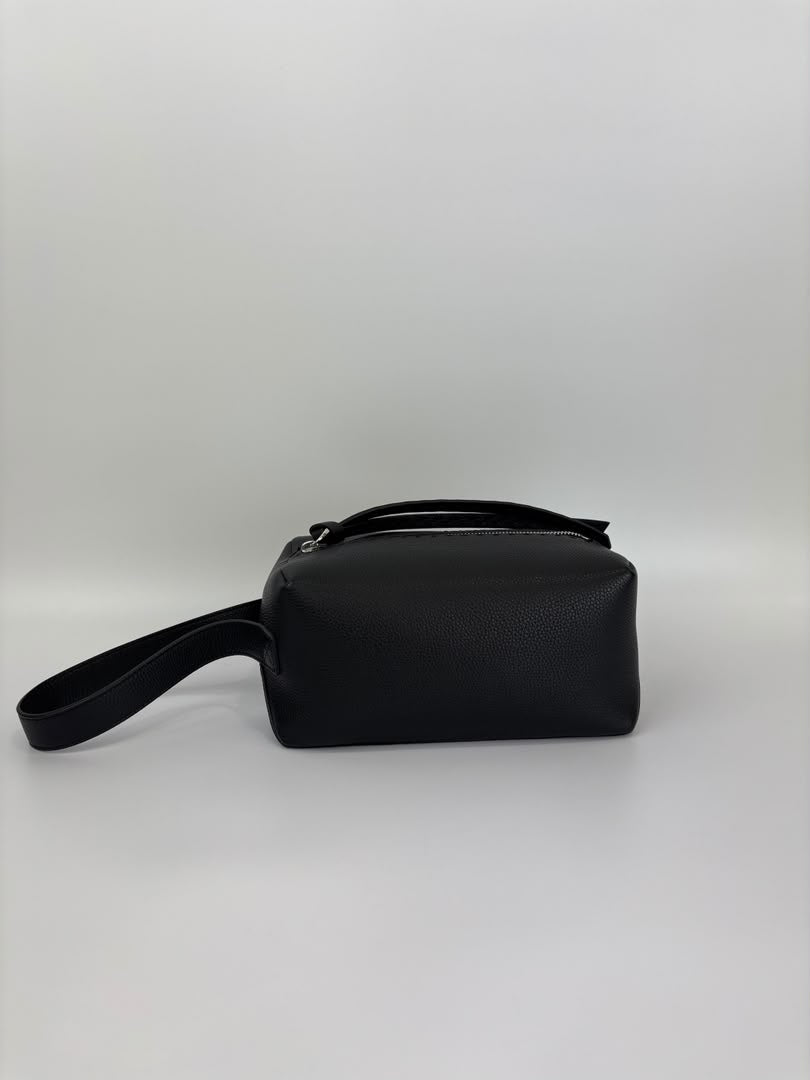 7N0149 Lui Toiletry Bag in Black