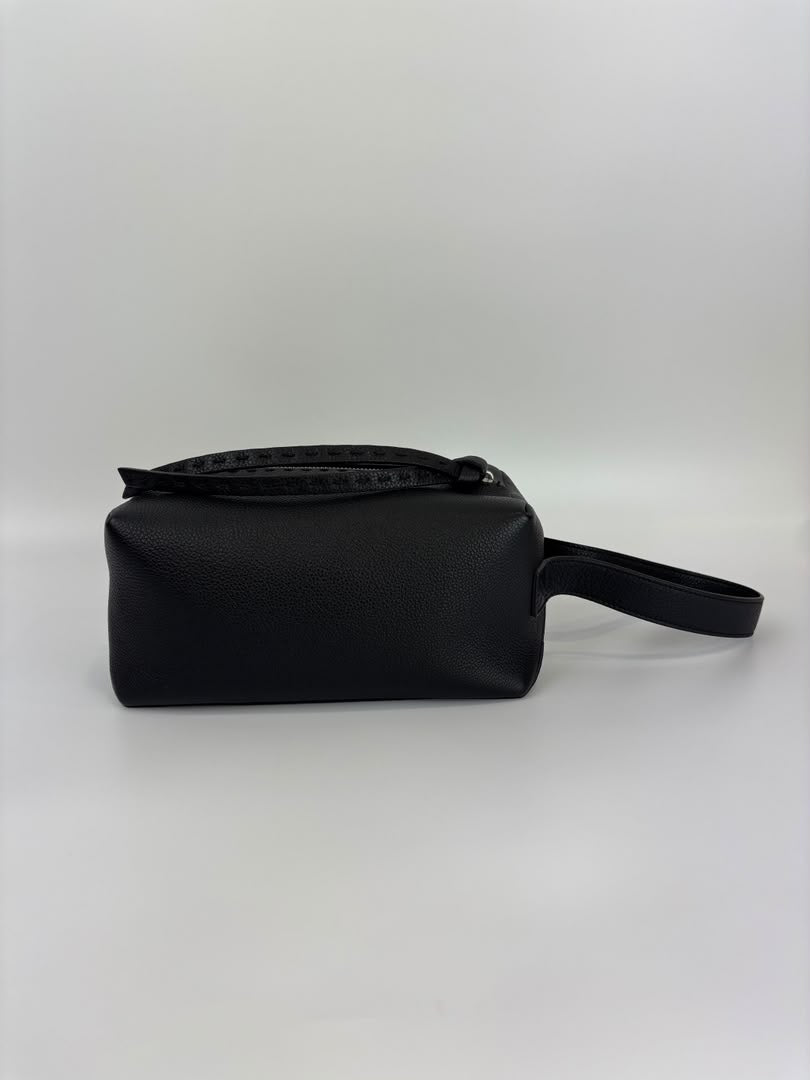 7N0149 Lui Toiletry Bag in Black