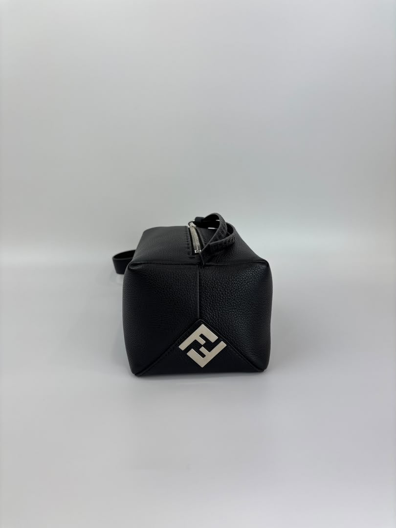 7N0149 Lui Toiletry Bag in Black