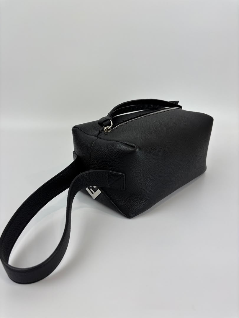 7N0149 Lui Toiletry Bag in Black