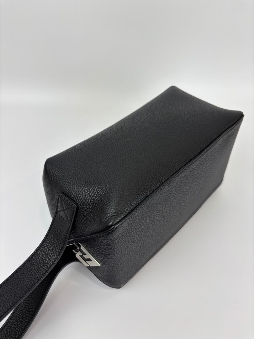 7N0149 Lui Toiletry Bag in Black