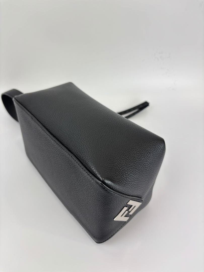 7N0149 Lui Toiletry Bag in Black