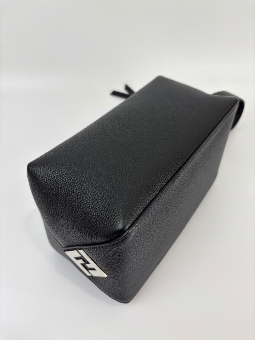7N0149 Lui Toiletry Bag in Black