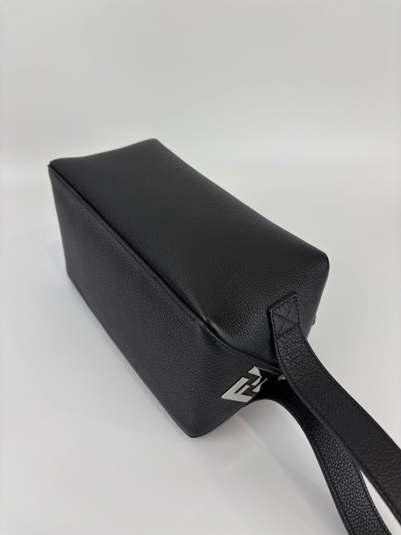 7N0149 Lui Toiletry Bag in Black