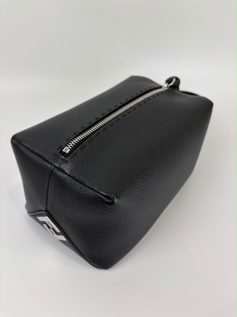 7N0149 Lui Toiletry Bag in Black