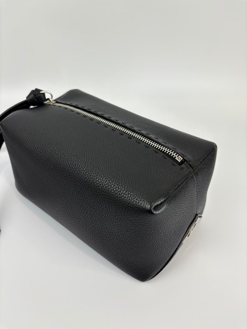 7N0149 Lui Toiletry Bag in Black