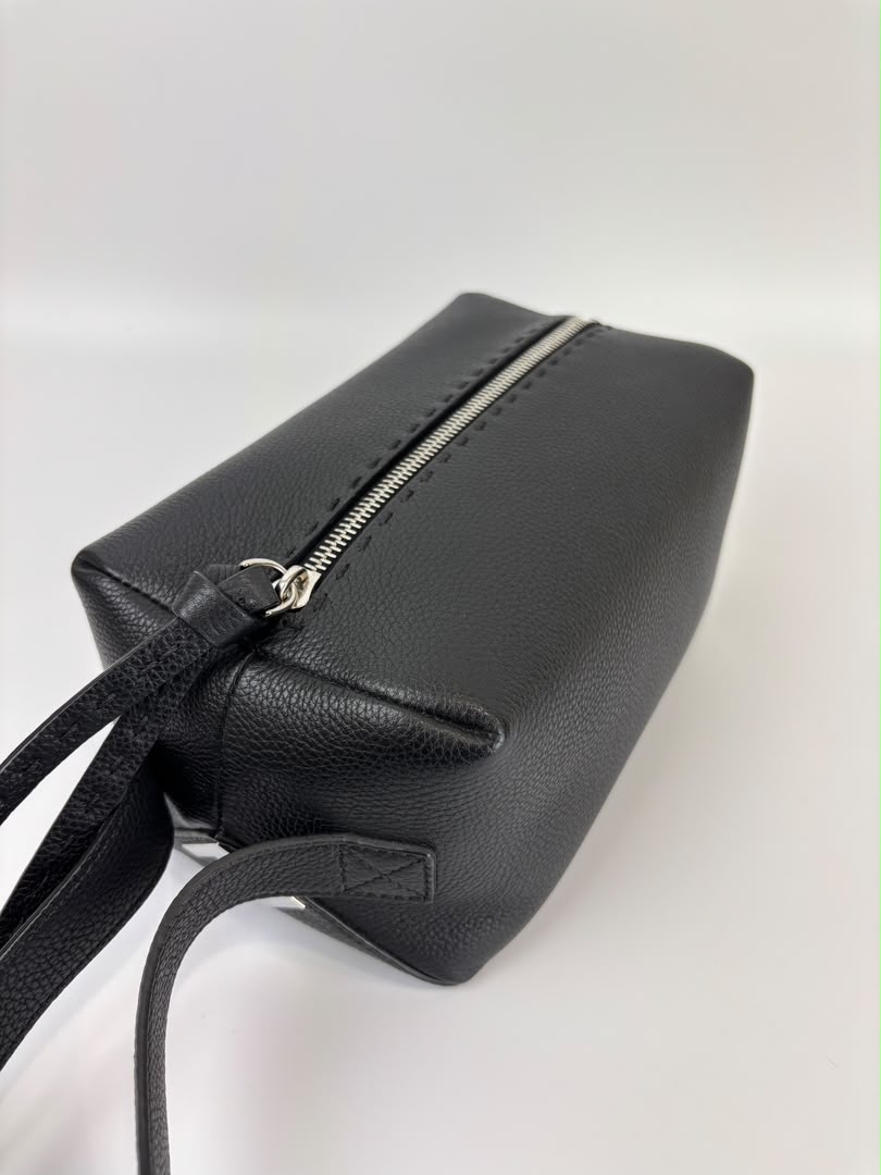 7N0149 Lui Toiletry Bag in Black