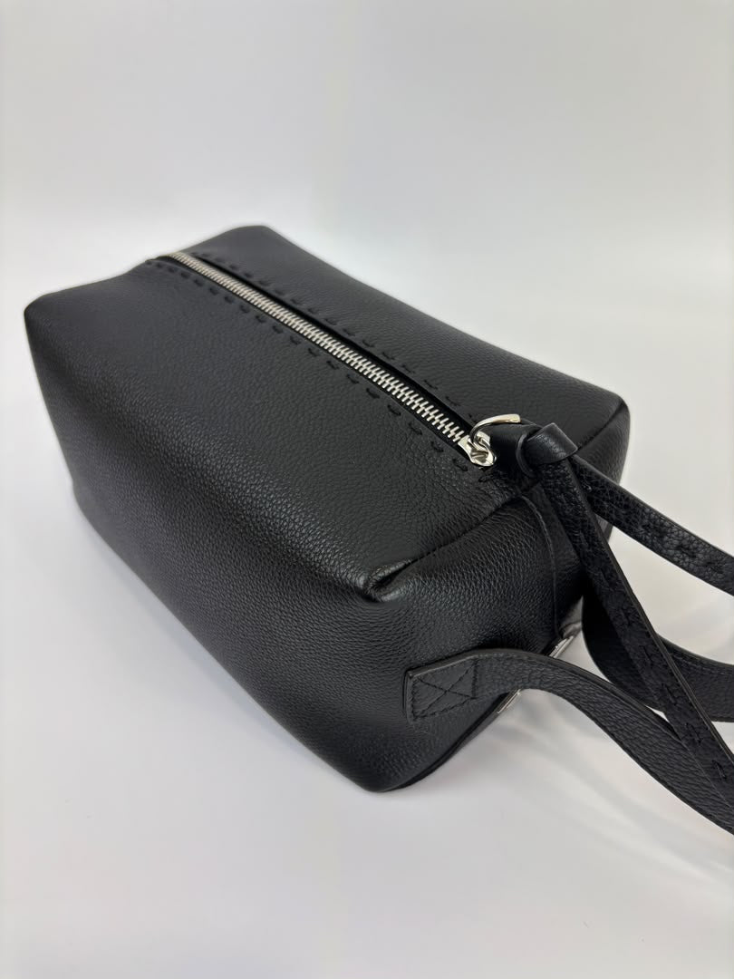 7N0149 Lui Toiletry Bag in Black