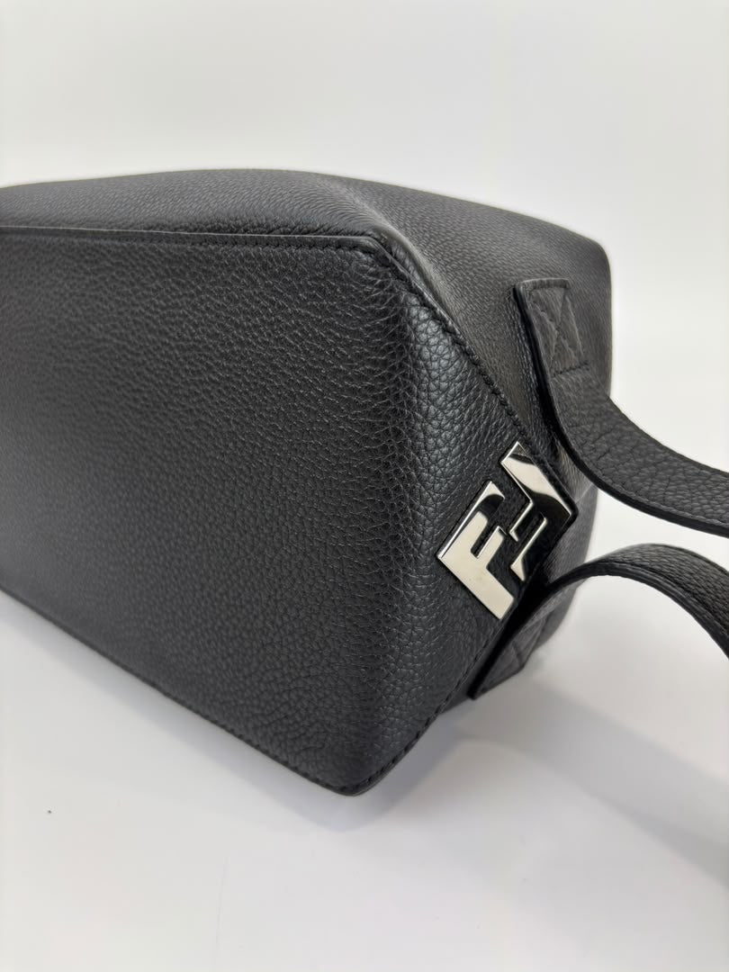 7N0149 Lui Toiletry Bag in Black