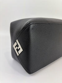 7N0149 Lui Toiletry Bag in Black