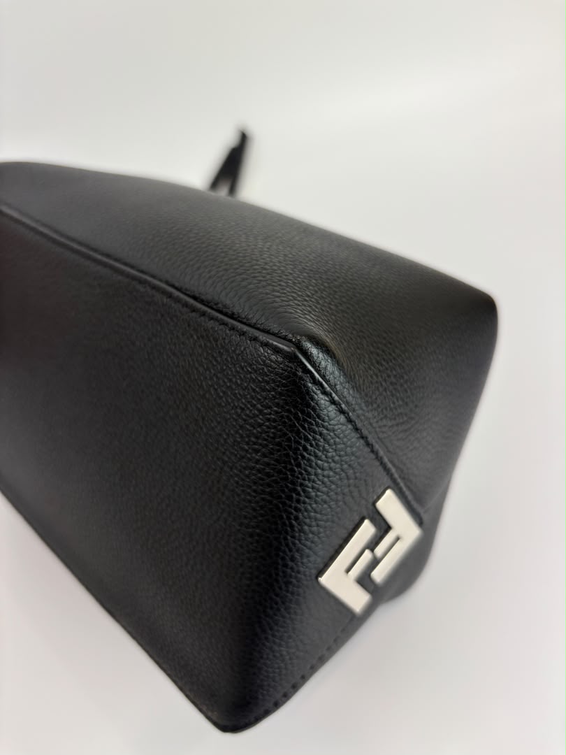 7N0149 Lui Toiletry Bag in Black