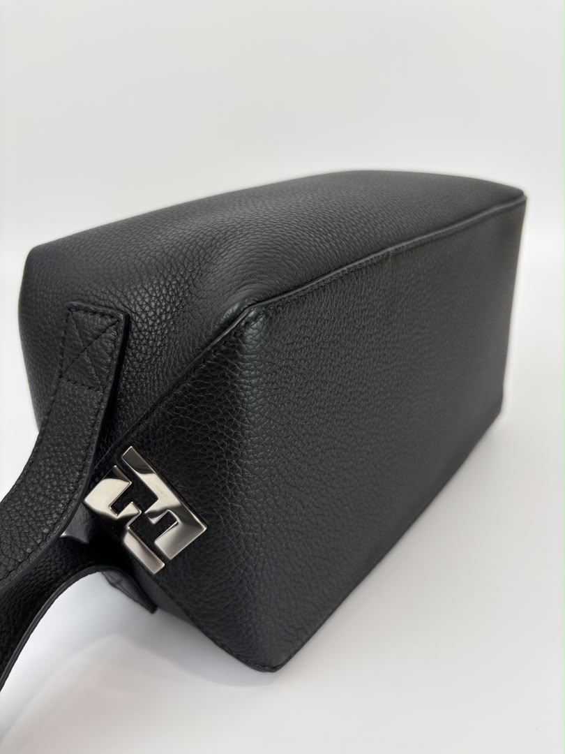 7N0149 Lui Toiletry Bag in Black