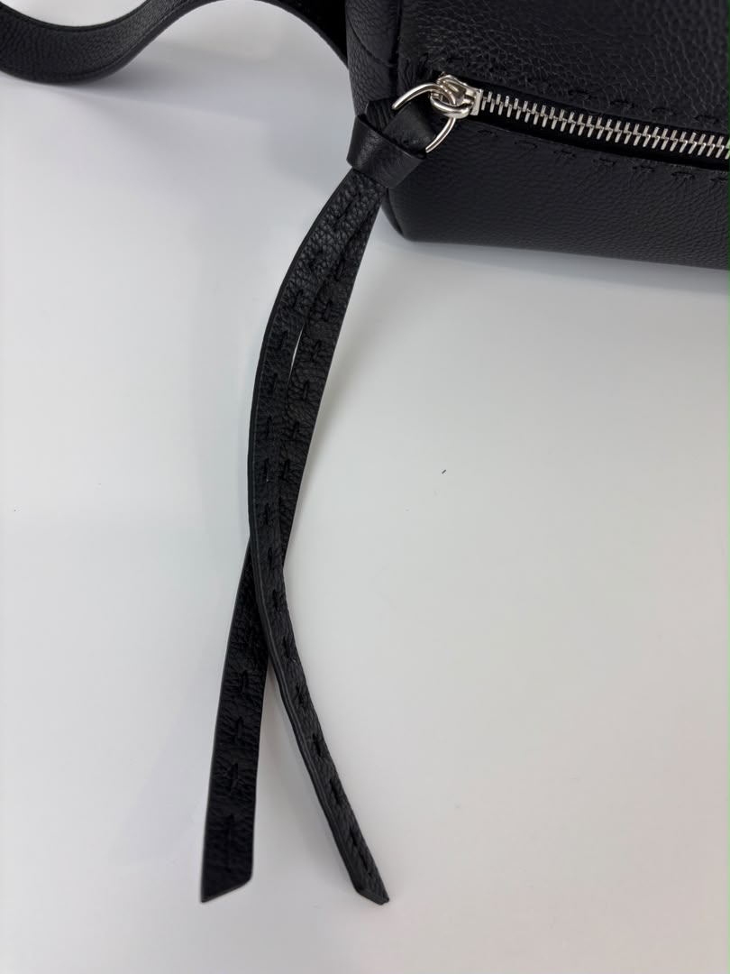 7N0149 Lui Toiletry Bag in Black