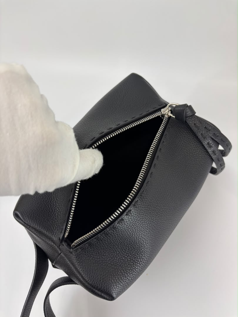 7N0149 Lui Toiletry Bag in Black