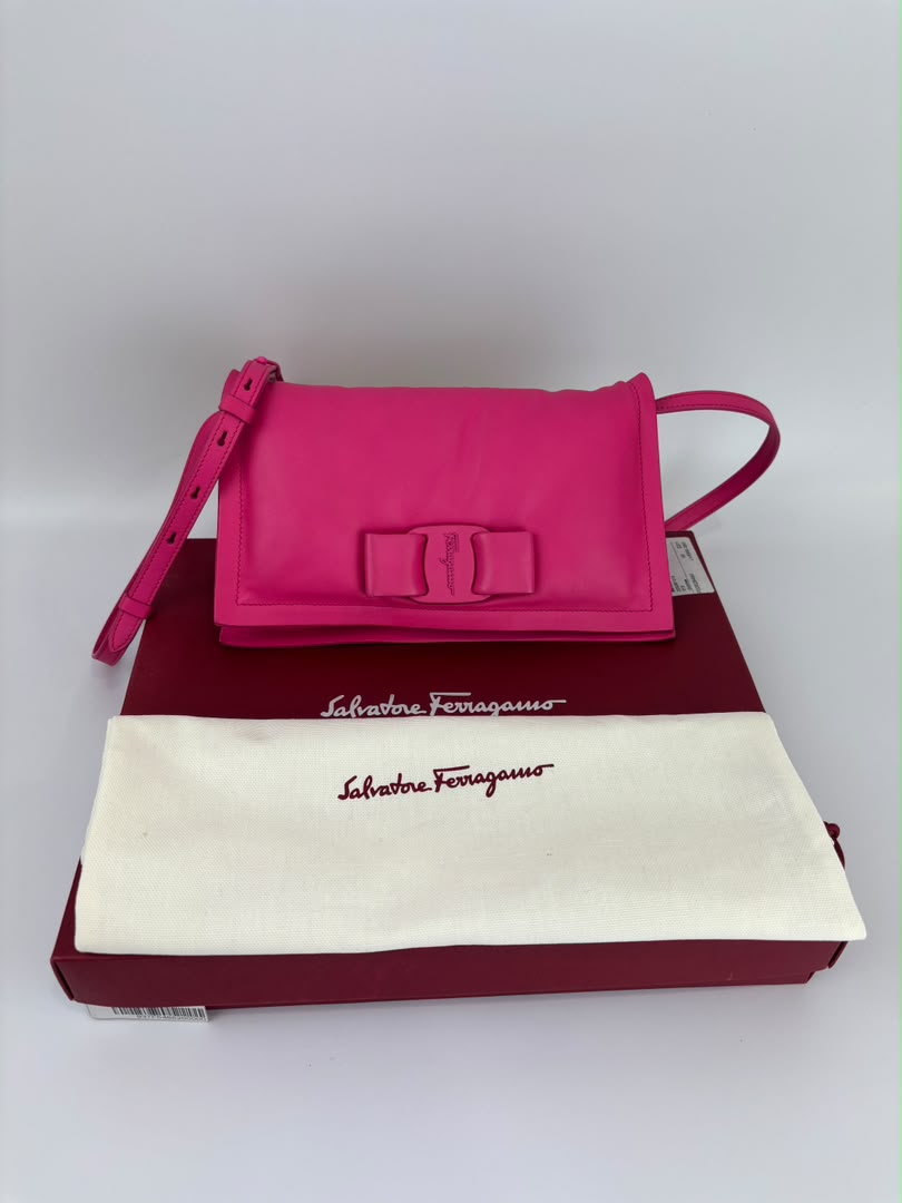 Ferragamo VIVA BOW ミニバッグ HOT PINK Ferragamo Mini Viva Bow Shoulder Bag Pink Calfskin – Glampot
