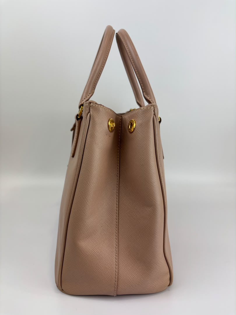 BN2274 Saffiano Lux Galleria Double Zip Tote in Cammeo GHW