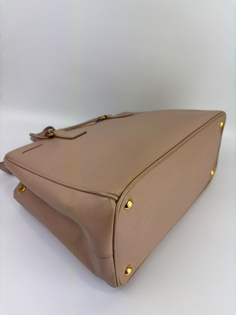 BN2274 Saffiano Lux Galleria Double Zip Tote in Cammeo GHW