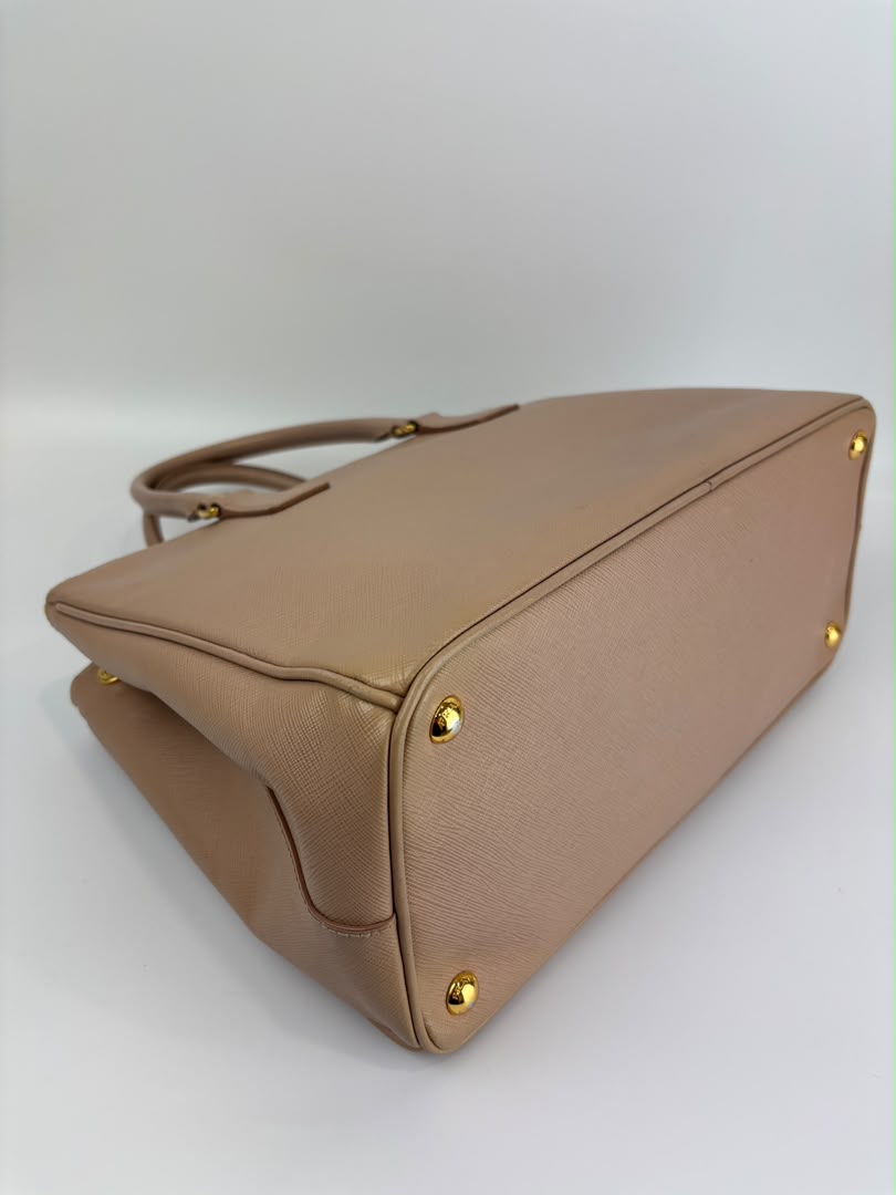 BN2274 Saffiano Lux Galleria Double Zip Tote in Cammeo GHW