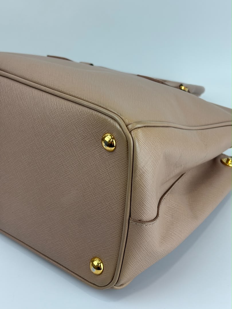 BN2274 Saffiano Lux Galleria Double Zip Tote in Cammeo GHW