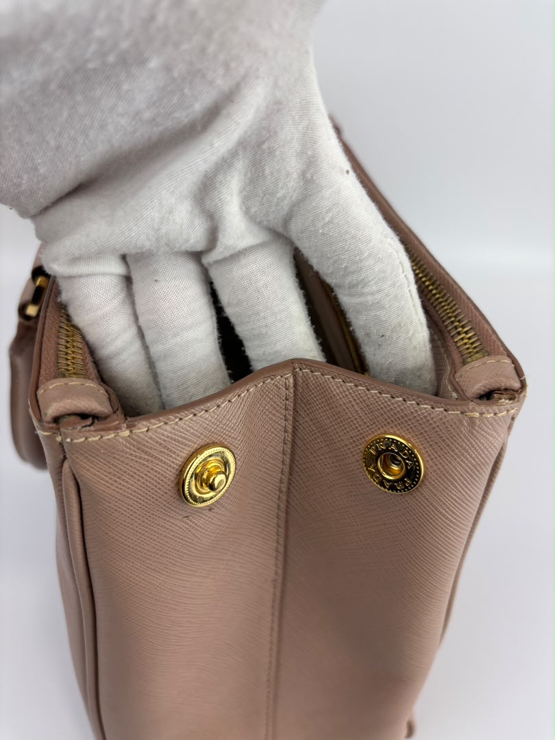 BN2274 Saffiano Lux Galleria Double Zip Tote in Cammeo GHW