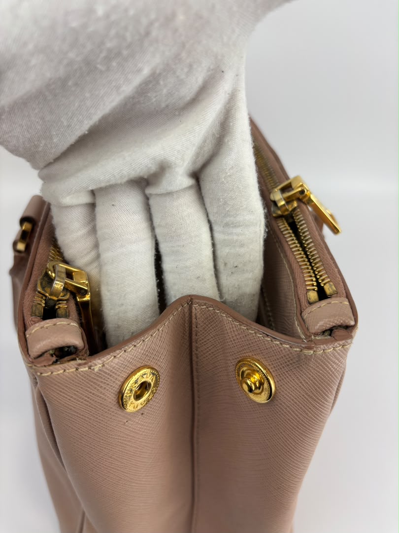 BN2274 Saffiano Lux Galleria Double Zip Tote in Cammeo GHW
