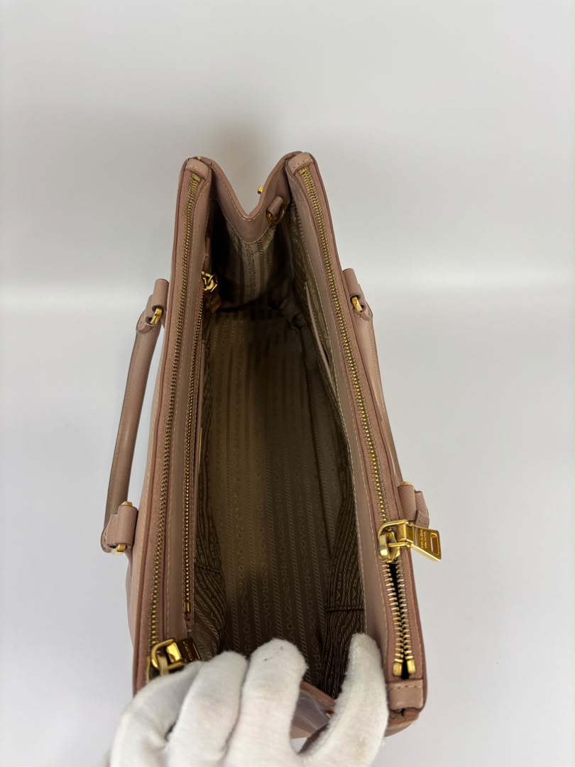 BN2274 Saffiano Lux Galleria Double Zip Tote in Cammeo GHW